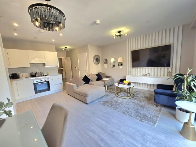 2 Bed Short Stay Duplex | Bills Inc, Parking, Gym