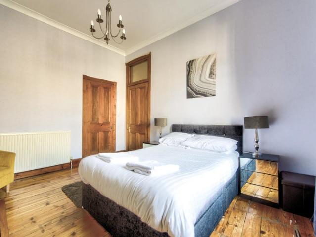 2 bedoroom main door flat meadowbank eh8