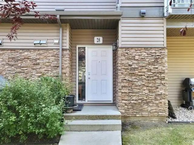 2 bedroom/1 bathroom in the highly desirable Terraces of Oakmont community