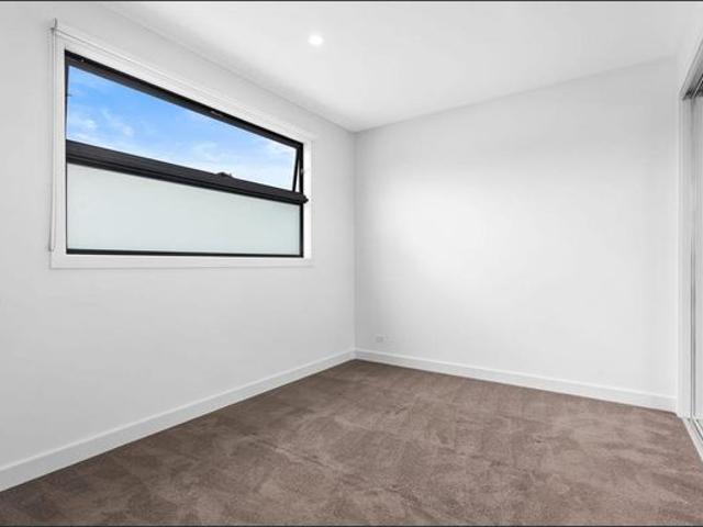2 Bedroom, 3 Level Apartment in the Heart of Murrumbeena