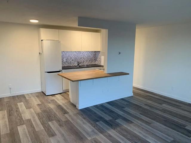 2 BEDROOM TOP FLOOR EDGE OF DT HEAT/WATER INCL — 2 Bedrooms Apartment