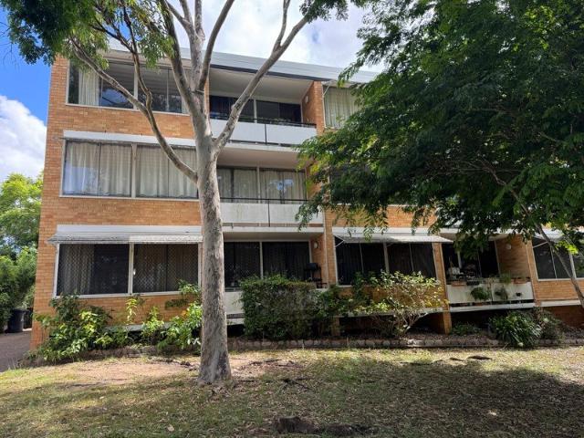 2 Bedroom 1 bathroom 1 Car Convenient St Lucia Living Close to UQ & Toowong Village