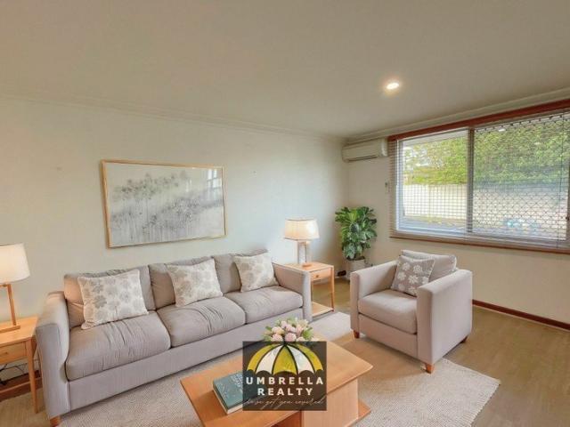 2 bedroom, 1 bathroom home is sure to please!