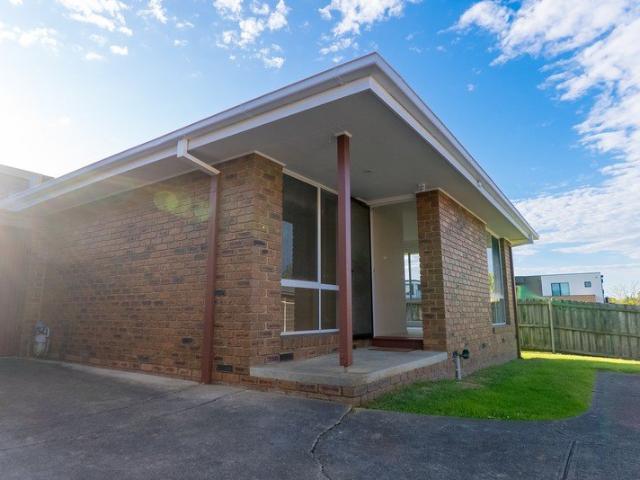 2 Bedroom, 1 Bathroom plus lock up garage