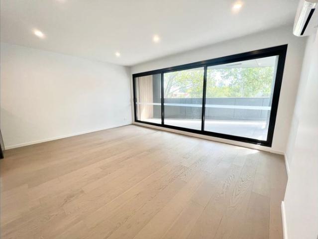 2 bedroom 2 bath apartment with walking distance to Monash University and Caulfield Station