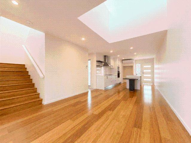 2 BEDROOM, 2 BATHROOM TOWNHOUSE IN OONOONBA + PRIVATE COURTYARD!