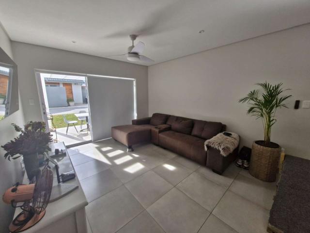 2 Bedroom 2 Bathroom Townhouse nestled in the splendour of George! Backup power and water supplies!