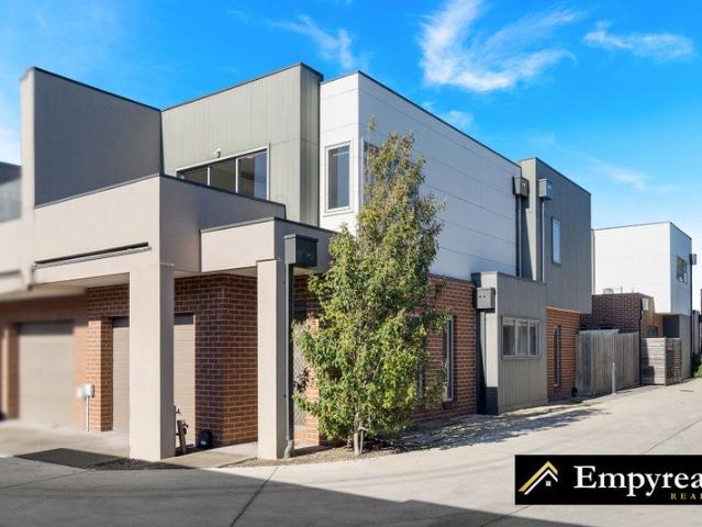 2 Bedroom, 2 Bathroom Townhouse with Sunny North Facing Living
