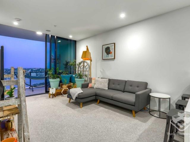 2 Bedroom 2 Bathroom Unit with Park & River Views