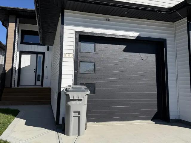 2 Bedroom 2 Bathroom Upper Unit Available Immediately