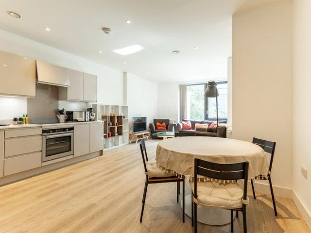 2 Bedroom 2 Bathroom Apartment in E14