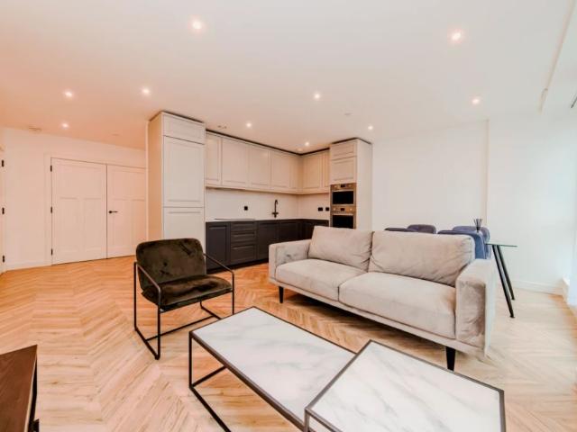 2 Bedroom 2 Bathroom Flat 34