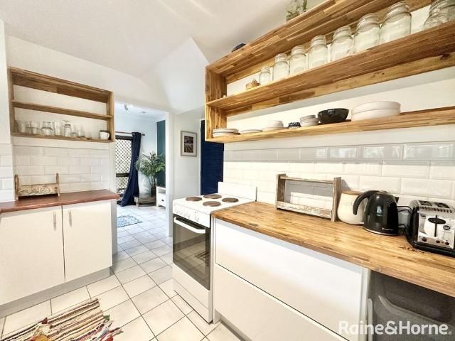 2 BEDROOM: 2 BATHROOM: FULLY FURNISHED: POOL
