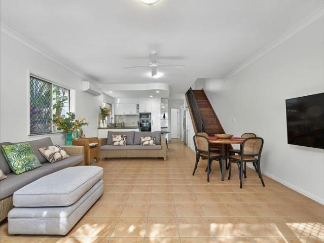 2 Bedroom, 2 Bathroom, Fully self contained Beachfront Townhouse – Clifton Beach