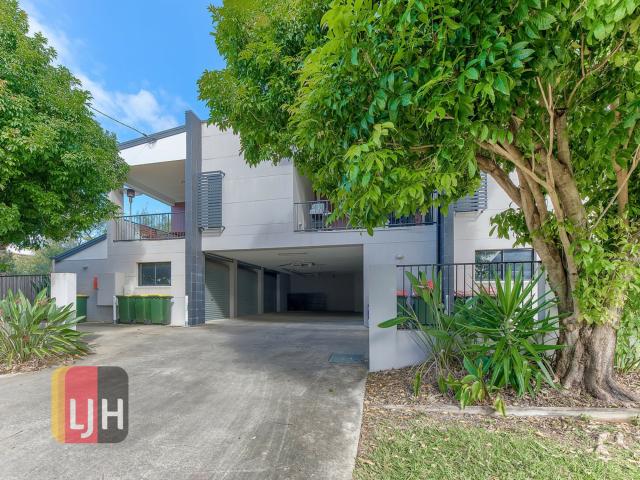 2 BEDROOM 2 BATHROOM GROUND FLOOR UNIT WITH PRIVATE COURTYARD