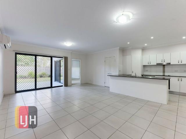 2 BEDROOM 2 BATHROOM GROUND FLOOR UNIT WITH PRIVATE COURTYARD