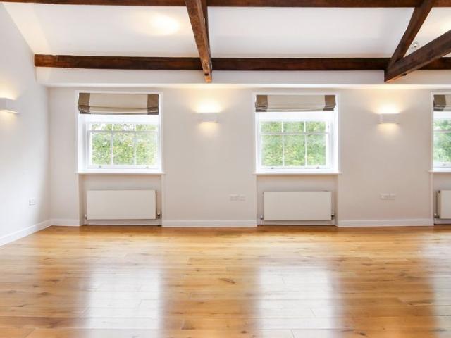 2 bedroom, 2 bathroom penthouse on a prestigious garden square in Marylebone. Great location, Top floor, lift access, wooden floors. Unfurnished
