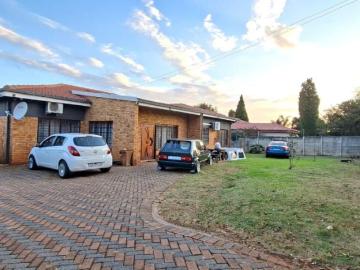 House to rent in Florida, Roodepoort - Swimming pool
