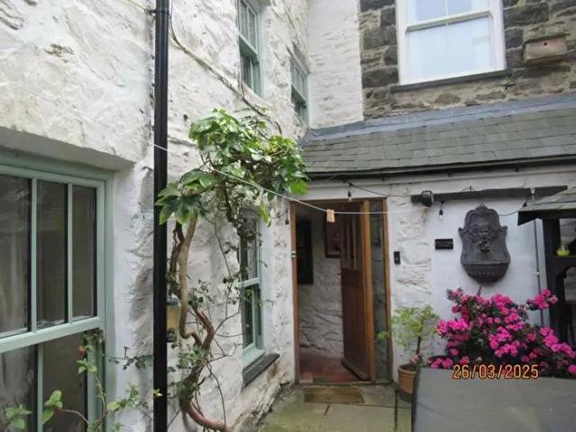 2 Bedroom Cottage To Rent In High Street, Barmouth, Barmouth, LL42