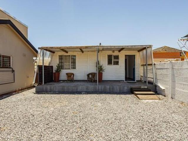 2 Bedroom cottage to rent in Retreat, Cape Town