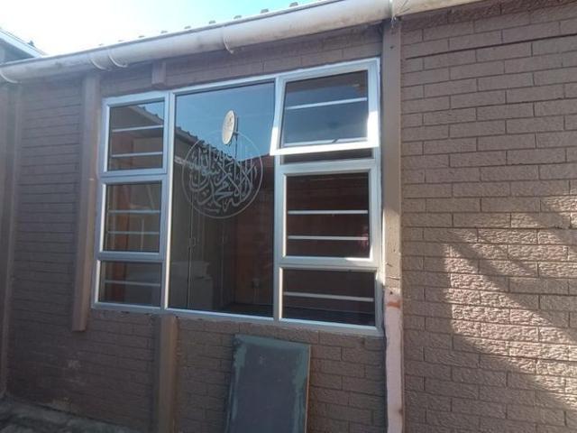 2 Bedroom cottage to rent in Surrey Estate, Cape Town