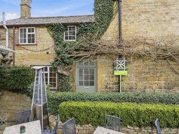 House for rent in Burhill - Garden, Equipped kitchen