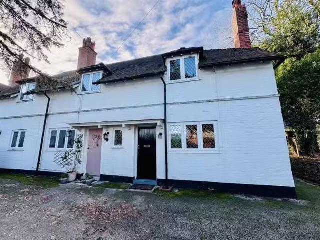 2 bedroom cottage for rent in Old Warwick Road, Lapworth, Soli.