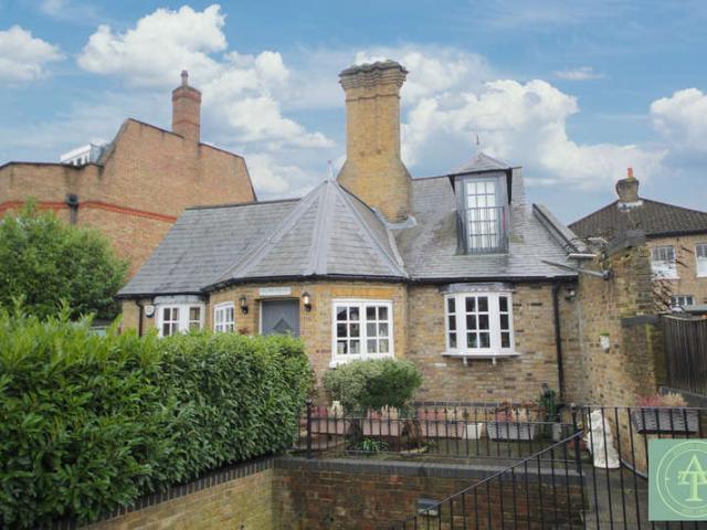 2 Bedroom Cottage House