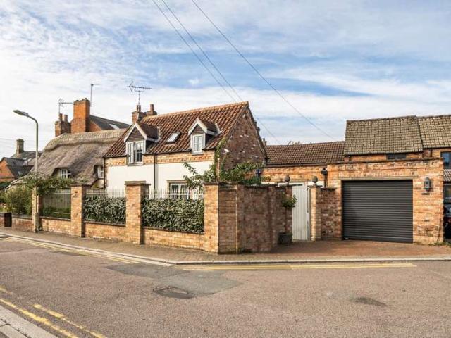 2 Bedroom Cottage House