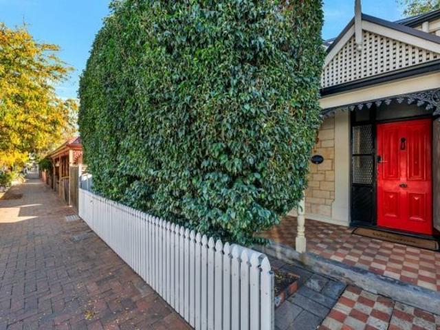 2 Bedroom cottage in ideal location!