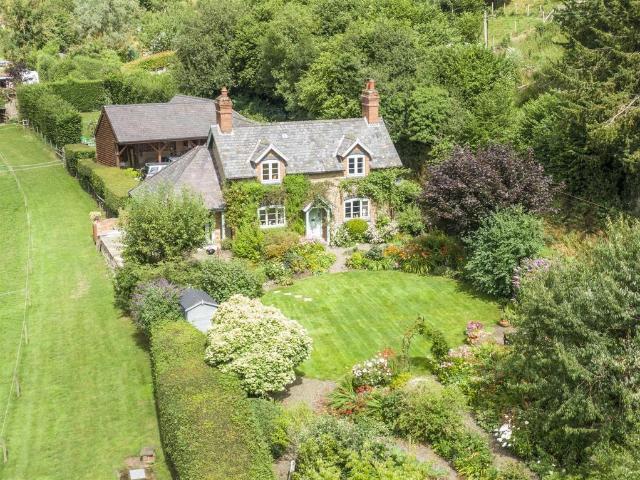 2 bedroom country house for sale