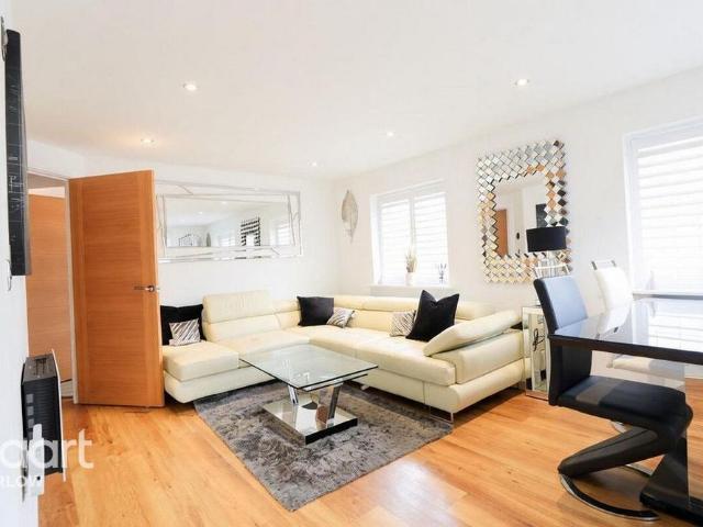 2 bedroom coach house to rent