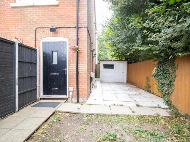 2 bedroom coach house to rent