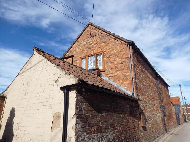 2 bedroom coach house to rent