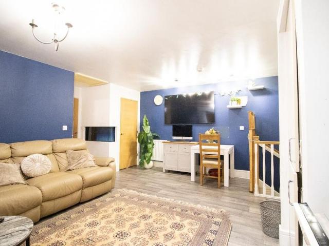 2 bedroom coach house to rent