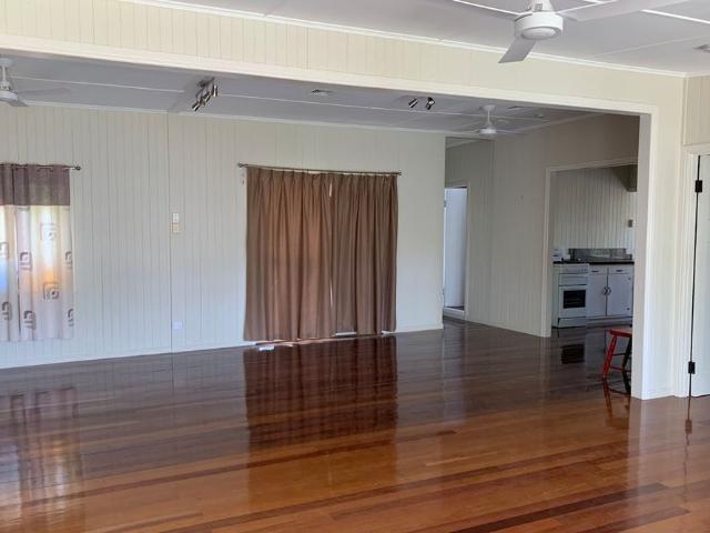 2 Bedroom Coastal Home With Fully Fenced Yard