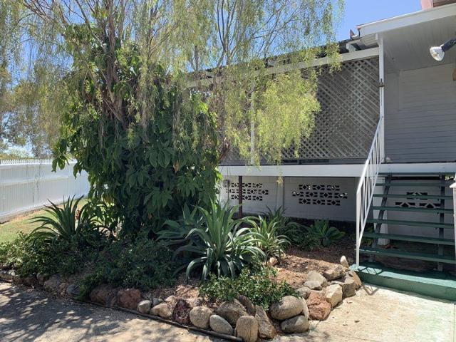 2 Bedroom Coastal Home With Fully Fenced Yard