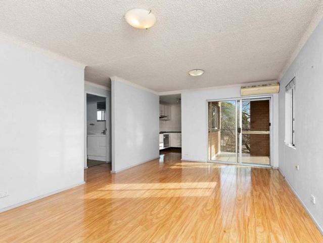 2 Bedroom corner unit with balcony in Hamilton