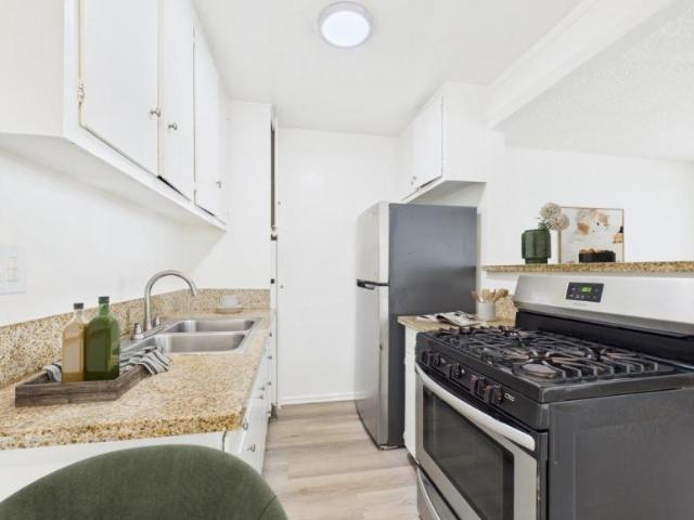 2 bedroom, Canoga Park CA 91304 105017129