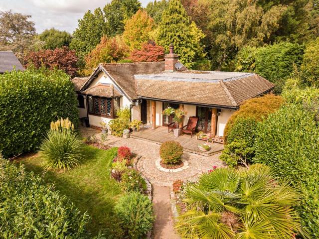 2 bedroom detached bungalow for sale
