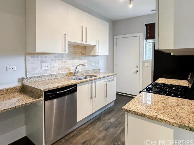 2 bedroom, Chicago IL 60657 105812663