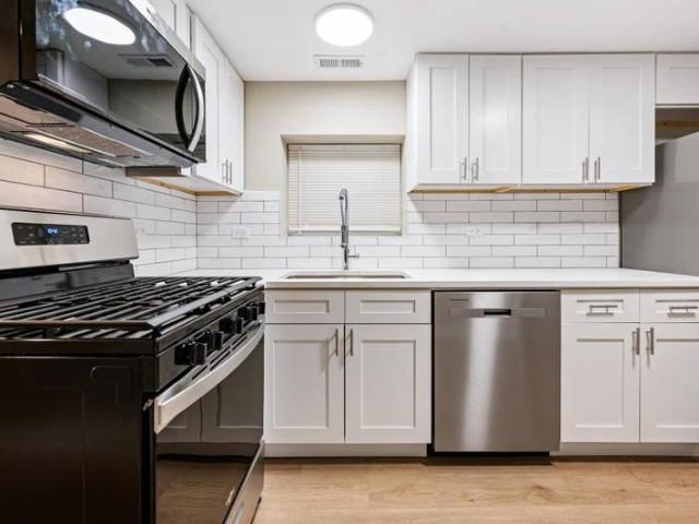 2 bedroom, Chicago IL 60657 106003728