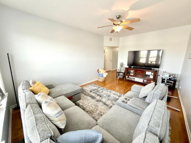 2 bedroom, Chicago IL 60630 105399369
