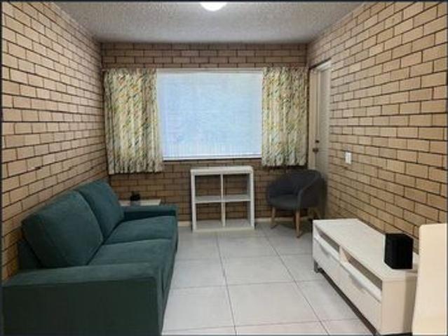 2 Bedroom close to Indooropilly Shops & Train Station