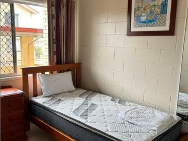 2 Bedroom close to shops schools and transport