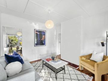 2 bedroom, close to the CBD with rear access