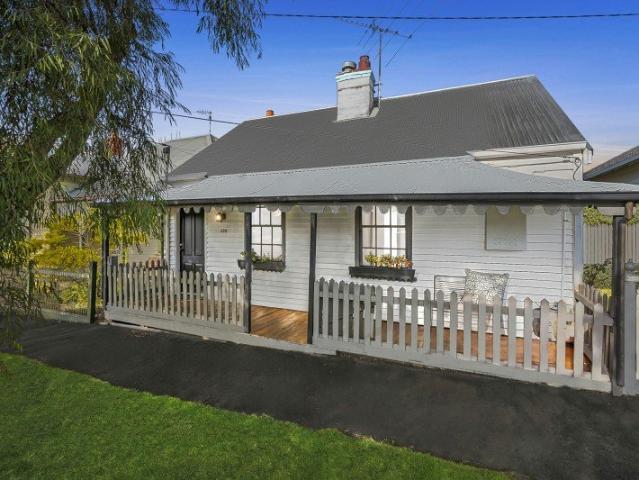 2 bedroom, close to the CBD with rear access