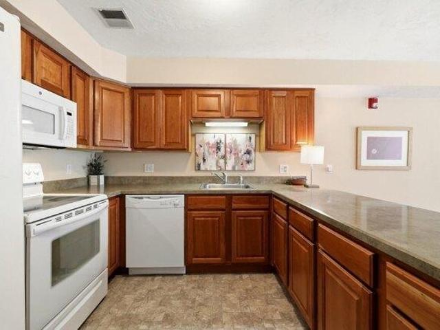 2 bedroom, Amherst MA 01002 105590984