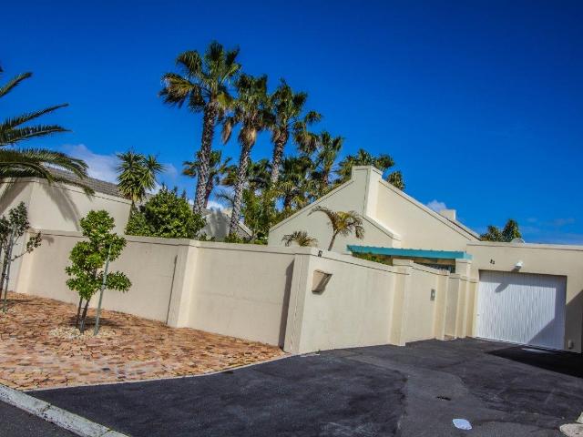 2 Bedroom and 2 bathroom house in quiet close Sunningdale