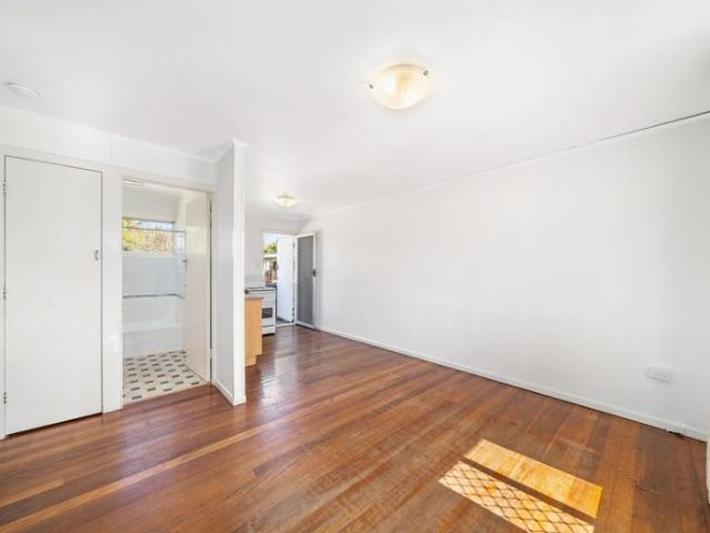 2 Bedroom Air Conditioned Duplex with Fully Fenced Yard
